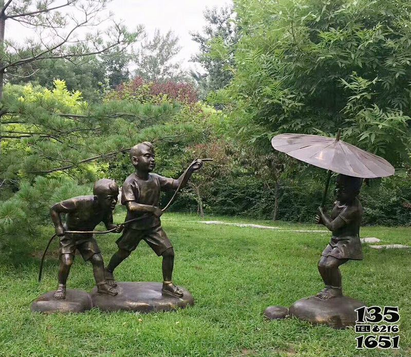 兒童雕塑-公園銅雕打傘玩水的兒童雕塑 兒童雕塑-公園銅雕打傘玩水的兒童雕塑高清圖片