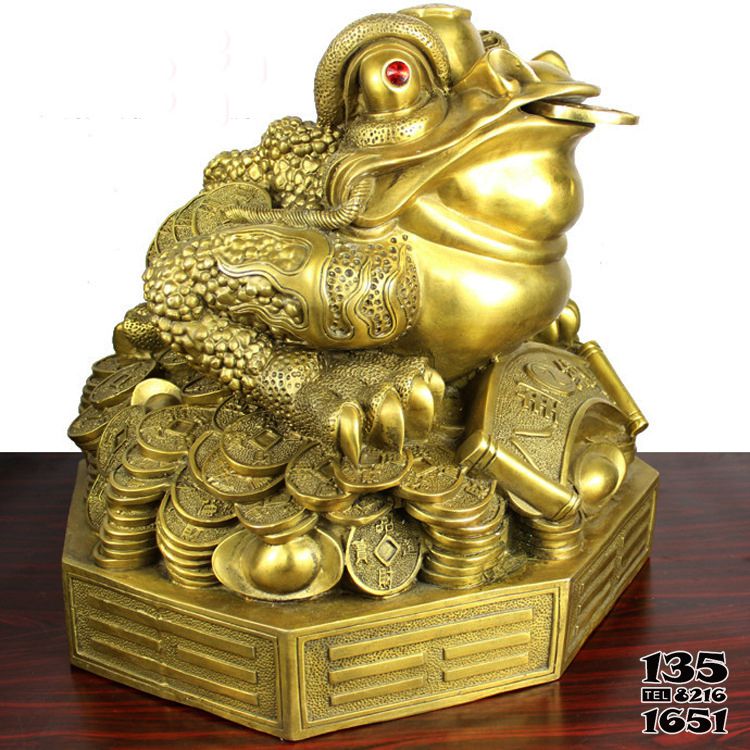 酒店商場擺放的金色招財進寶的玻璃鋼噴漆金蟾雕塑 酒店商場擺放的金色招財進寶的玻璃鋼噴漆金蟾雕塑高清圖片