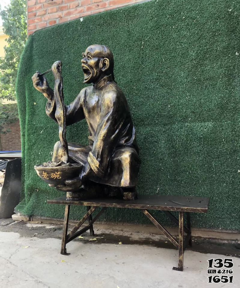 面條雕塑-商店門口擺放創意蹲在椅子上吃面小品人物銅雕 面條雕塑-商店門口擺放創意蹲在椅子上吃面小品人物銅雕高清圖片