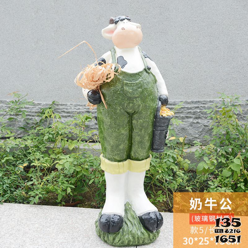 牛雕塑-城市街道站立一只勞動的玻璃鋼牛雕塑 牛雕塑-城市街道站立一只勞動的玻璃鋼牛雕塑高清圖片