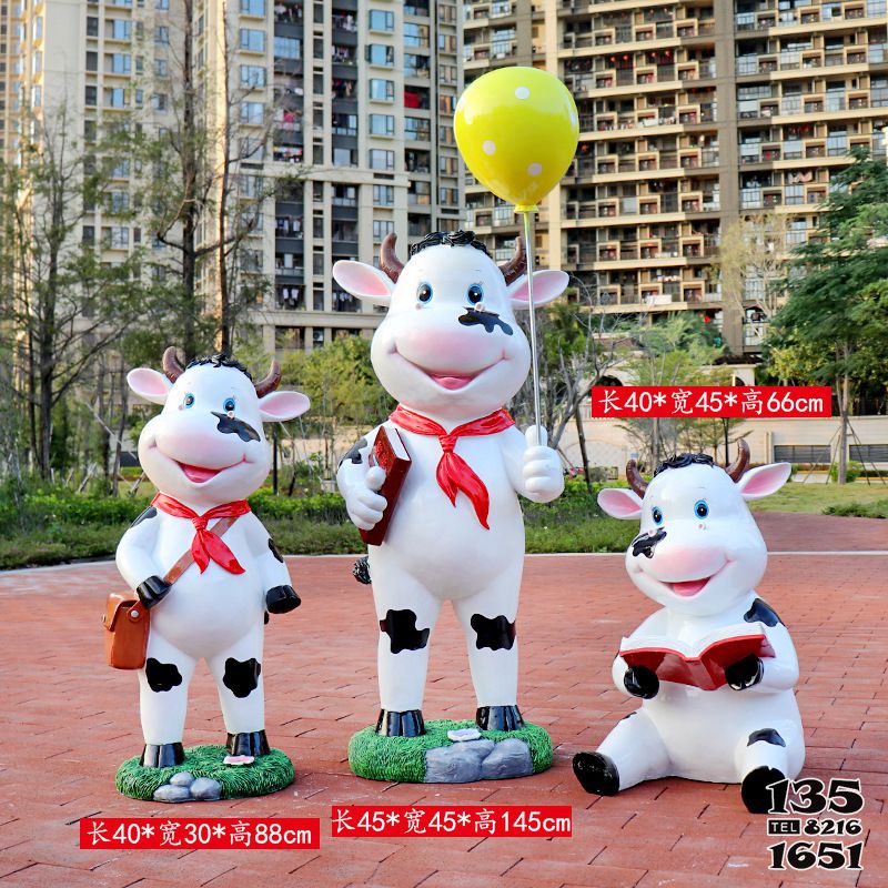牛雕塑-游樂(lè)場(chǎng)三只姿態(tài)各異的玻璃鋼牛雕塑 牛雕塑-游樂(lè)場(chǎng)三只姿態(tài)各異的玻璃鋼牛雕塑高清圖片