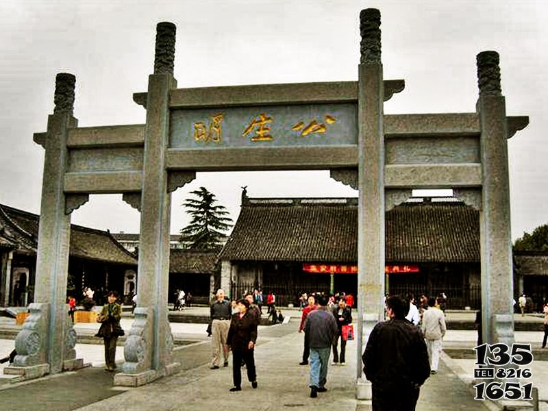 牌坊雕塑-景點寺廟簡易石柱三門牌坊 牌坊雕塑-景點寺廟簡易石柱三門牌坊高清圖片
