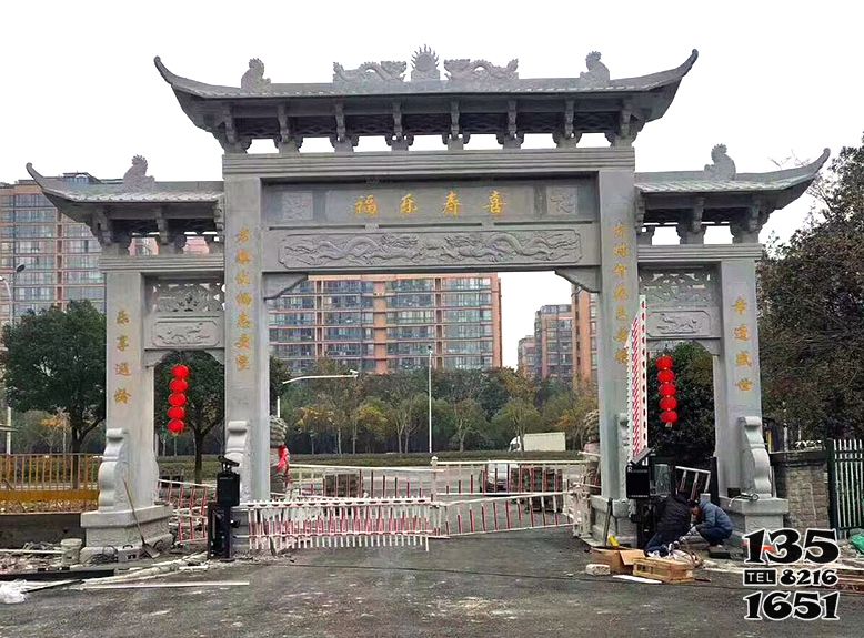 牌坊雕塑-墓園青石仿斗拱裝飾三門石雕牌坊 牌坊雕塑-墓園青石仿斗拱裝飾三門石雕牌坊高清圖片