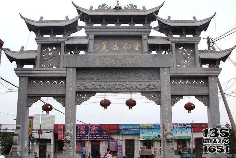 牌坊雕塑-青石仿古建筑三門斗拱村莊口牌樓石雕 牌坊雕塑-青石仿古建筑三門斗拱村莊口牌樓石雕高清圖片