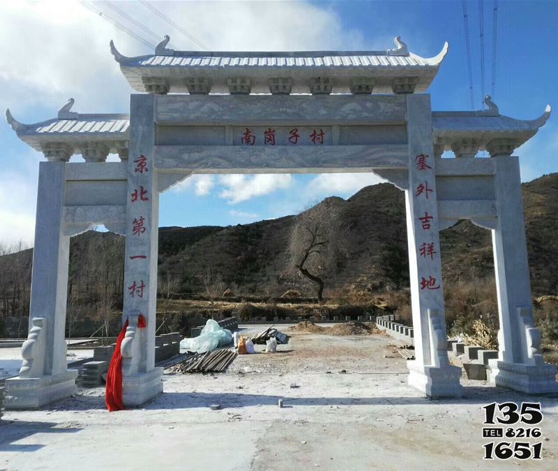 牌坊雕塑-山區農村路口擺放新中式牌樓石雕 牌坊雕塑-山區農村路口擺放新中式牌樓石雕高清圖片