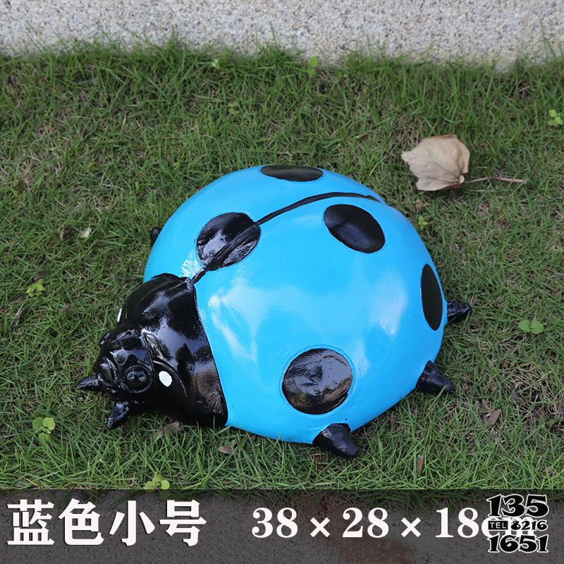 瓢蟲雕塑-草地上擺放的藍色小號玻璃鋼卡通瓢蟲雕塑 瓢蟲雕塑-草地上擺放的藍色小號玻璃鋼卡通瓢蟲雕塑高清圖片