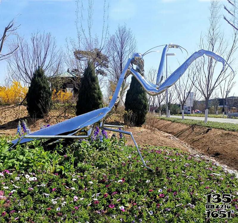 螳螂雕塑-公園花叢里擺放的銀色的玻璃鋼創(chuàng)意螳螂雕塑 螳螂雕塑-公園花叢里擺放的銀色的玻璃鋼創(chuàng)意螳螂雕塑高清圖片