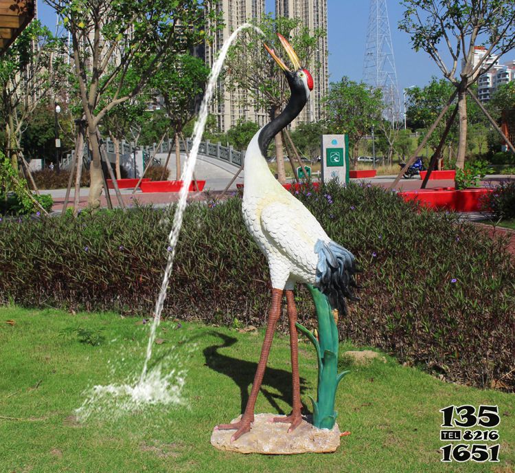 丹頂鶴雕塑-公園創意噴漆玻璃流水的丹頂鶴雕塑 丹頂鶴雕塑-公園創意噴漆玻璃流水的丹頂鶴雕塑高清圖片