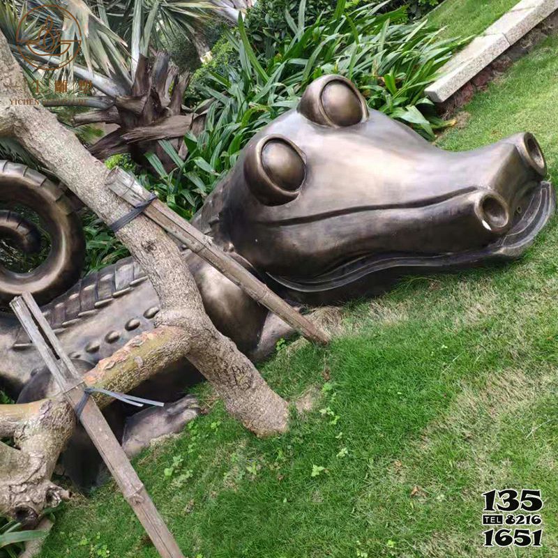 鱷魚雕塑-草地?cái)[放的玻璃鋼創(chuàng)意鱷魚雕塑 鱷魚雕塑-草地?cái)[放的玻璃鋼創(chuàng)意鱷魚雕塑高清圖片