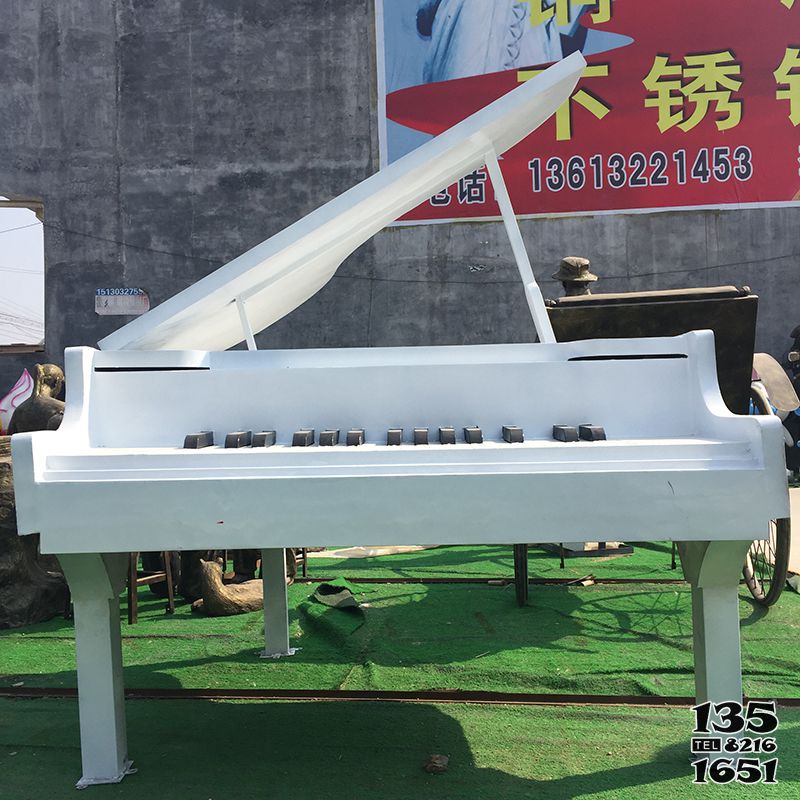 鋼琴雕塑-音樂廳商廈擺放一只不銹鋼仿真鋼琴雕塑 鋼琴雕塑-音樂廳商廈擺放一只不銹鋼仿真鋼琴雕塑高清圖片