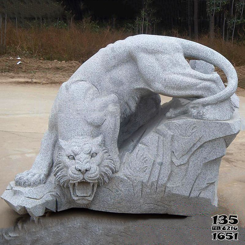 虎雕塑-公園里擺放的青石石雕創意虎雕塑 虎雕塑-公園里擺放的青石石雕創意虎雕塑高清圖片