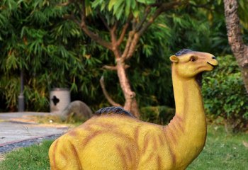 駱駝雕塑-公園里擺放的趴著的玻璃鋼彩繪駱駝雕塑