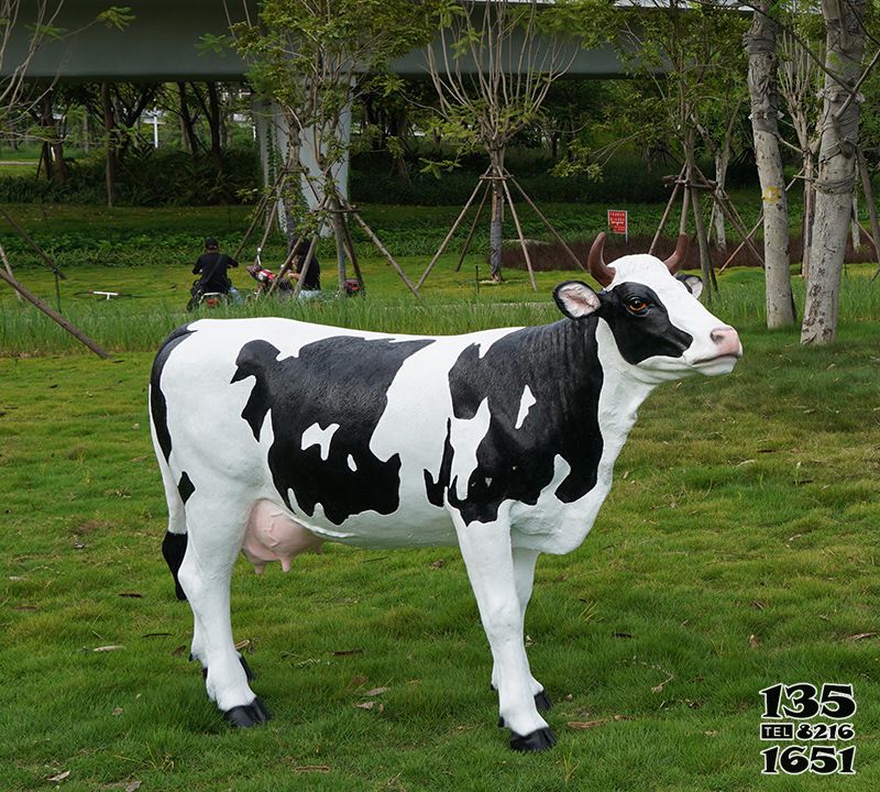牛雕塑-園林一只黑白大號(hào)仿真玻璃鋼牛雕塑 牛雕塑-園林一只黑白大號(hào)仿真玻璃鋼牛雕塑高清圖片
