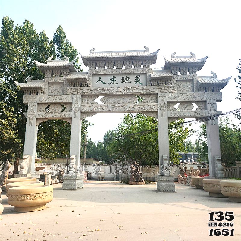 牌坊雕塑-大理石景區出入口擺放三門牌坊老石雕 牌坊雕塑-大理石景區出入口擺放三門牌坊老石雕高清圖片