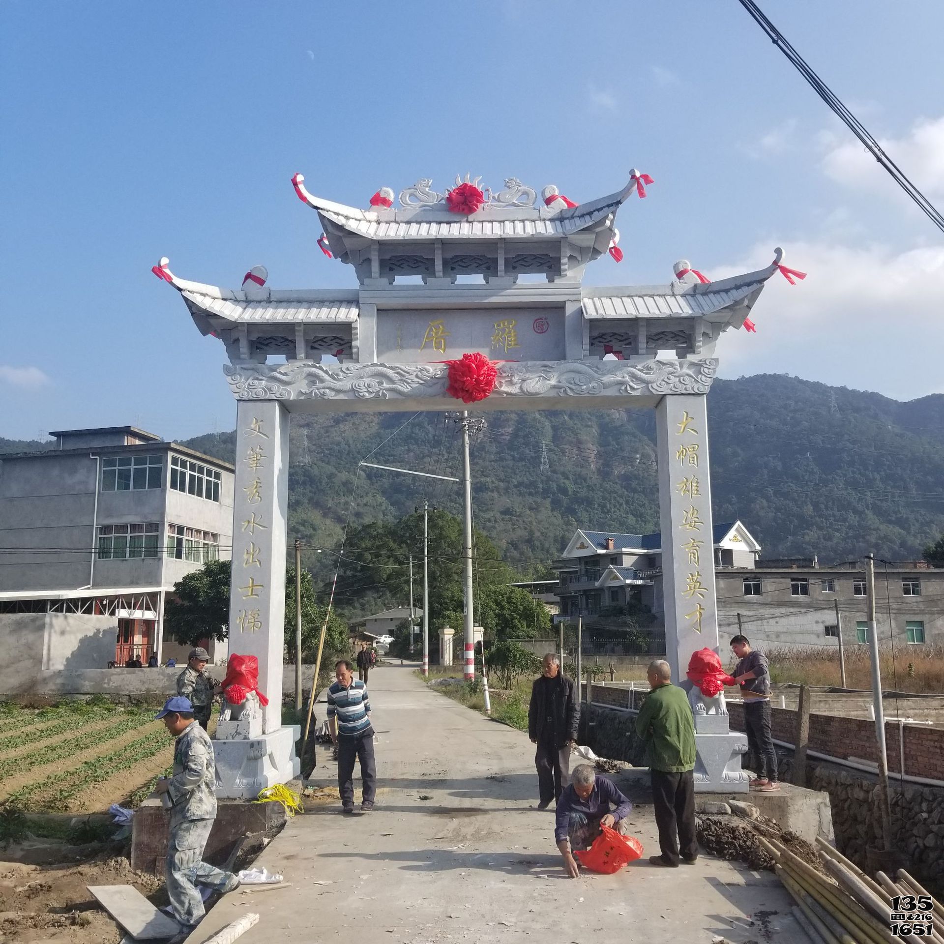 牌坊雕塑-山區農村口擺放單門青石牌坊 牌坊雕塑-山區農村口擺放單門青石牌坊高清圖片
