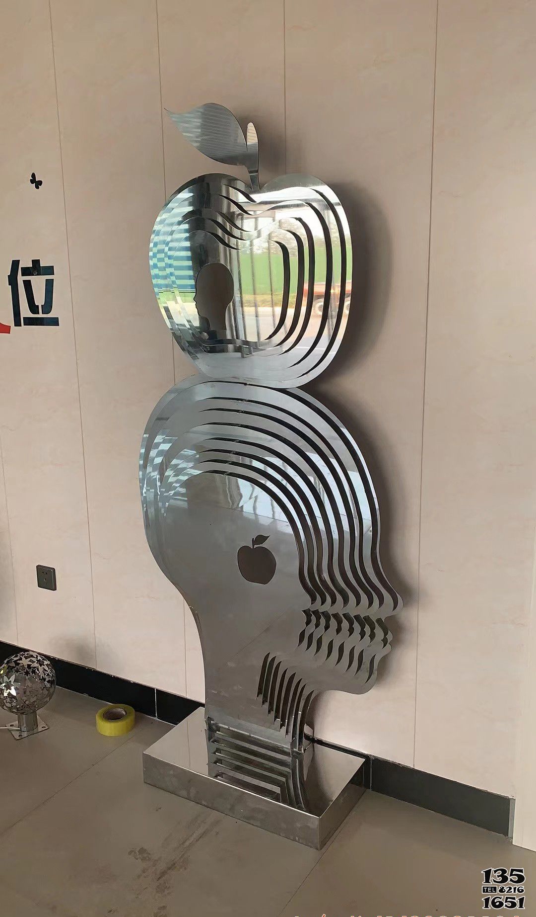 蘋果雕塑-商場室內不銹鋼頭頂蘋果鏡面景觀雕塑 蘋果雕塑-商場室內不銹鋼頭頂蘋果鏡面景觀雕塑