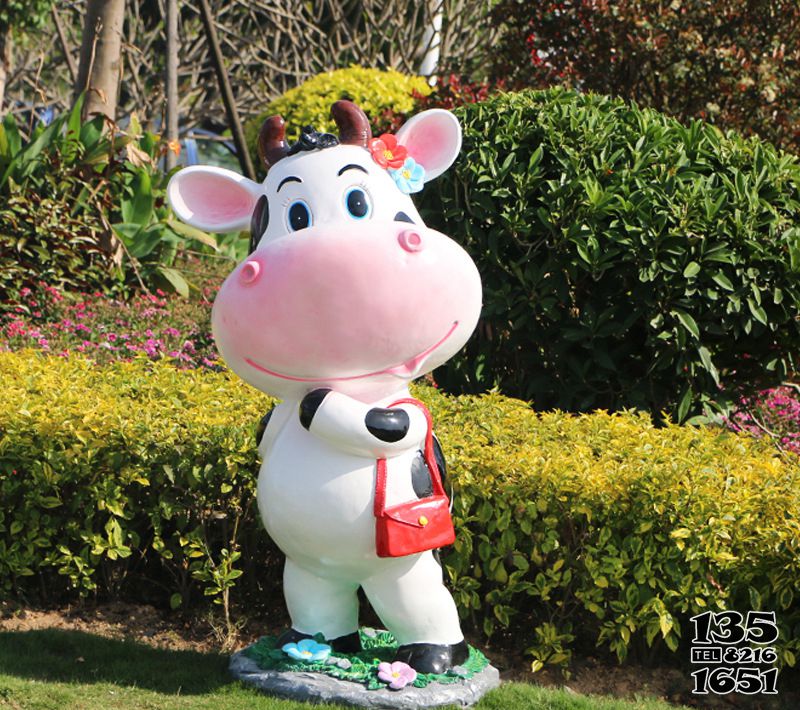 牛雕塑-公園一只大號提包的玻璃鋼卡通牛雕塑 牛雕塑-公園一只大號提包的玻璃鋼卡通牛雕塑高清圖片