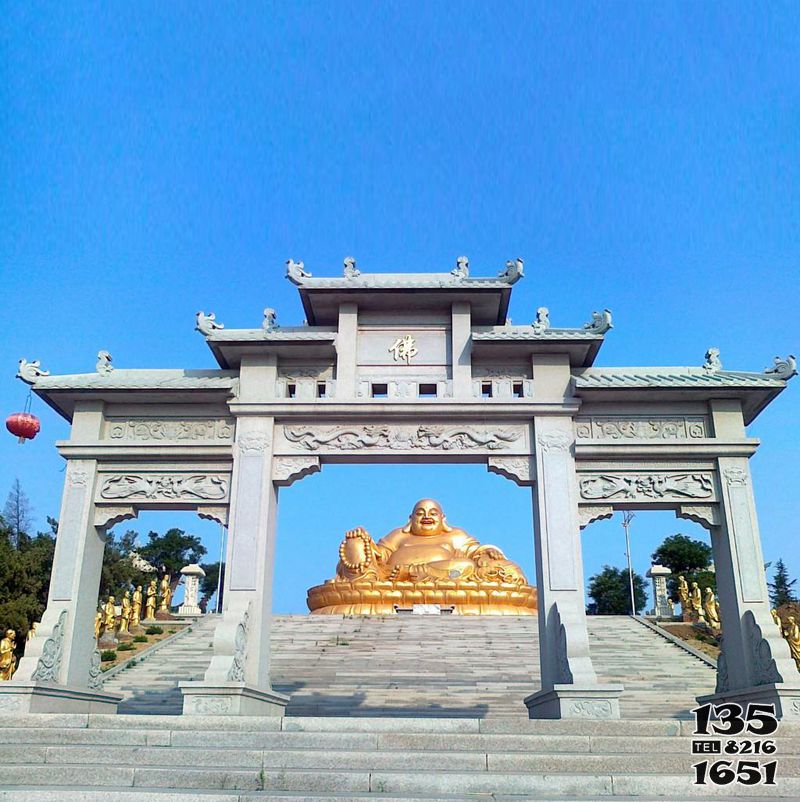 牌坊雕塑-佛教寺廟景觀擺放新中式三門石雕牌坊 牌坊雕塑-佛教寺廟景觀擺放新中式三門石雕牌坊高清圖片