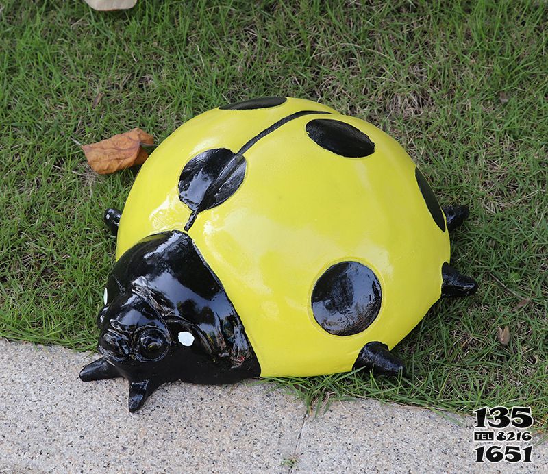 瓢蟲雕塑-公園里播放的小號黃色玻璃鋼卡通瓢蟲雕塑 瓢蟲雕塑-公園里播放的小號黃色玻璃鋼卡通瓢蟲雕塑高清圖片