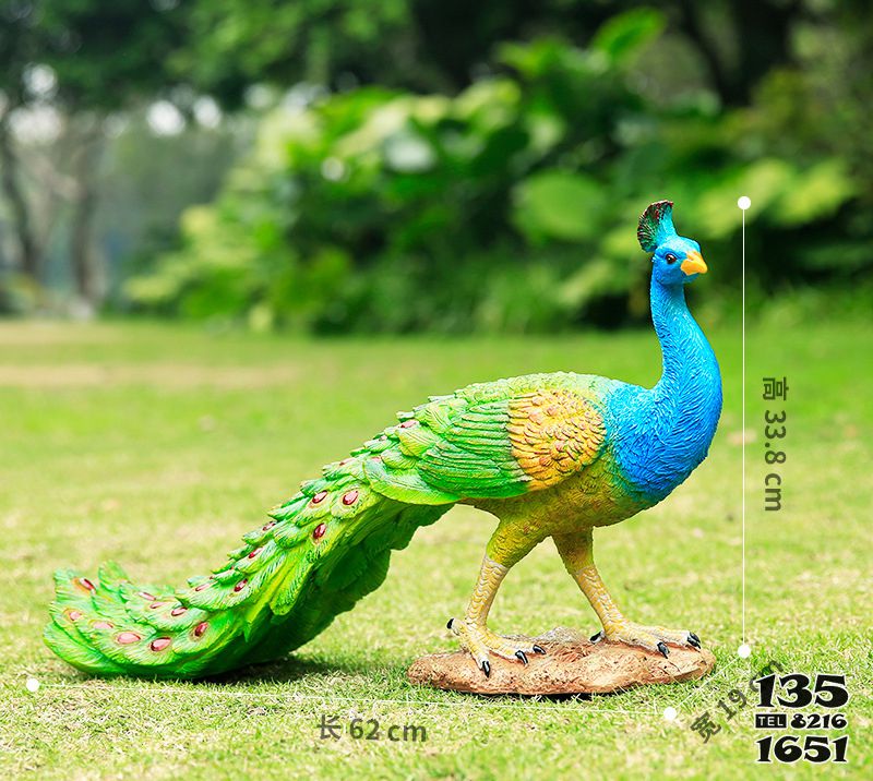 孔雀雕塑-草坪上一只散步的玻璃鋼彩繪孔雀雕塑 孔雀雕塑-草坪上一只散步的玻璃鋼彩繪孔雀雕塑高清圖片