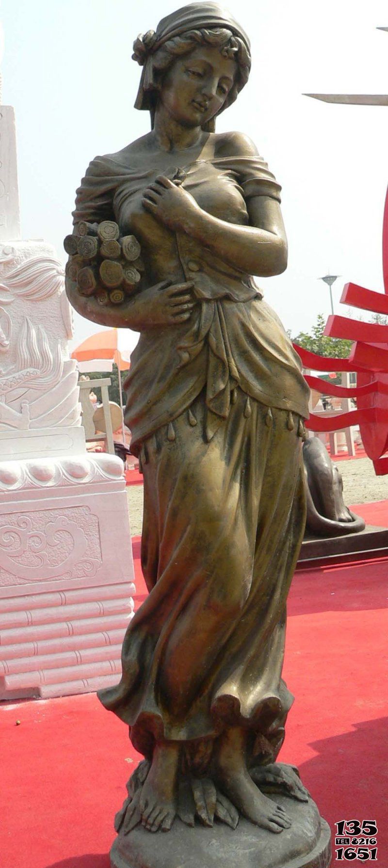 女性雕塑-銅雕公園抱著柴火的西方女性雕塑 女性雕塑-銅雕公園抱著柴火的西方女性雕塑高清圖片