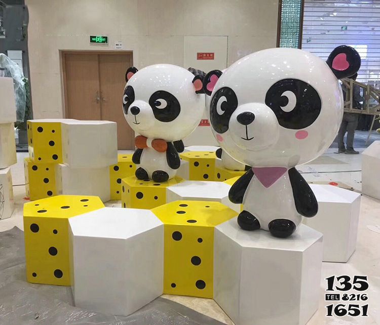 座椅雕塑- 商場室內擺放卡通熊貓休閑坐凳 座椅雕塑- 商場室內擺放卡通熊貓休閑坐凳高清圖片