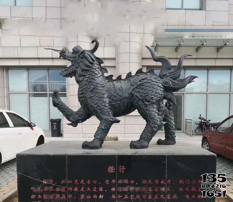 陛犴雕塑-廣場上擺放的抬腳的玻璃鋼創意陛犴雕塑 陛犴雕塑-廣場上擺放的抬腳的玻璃鋼創意陛犴雕塑高清圖片