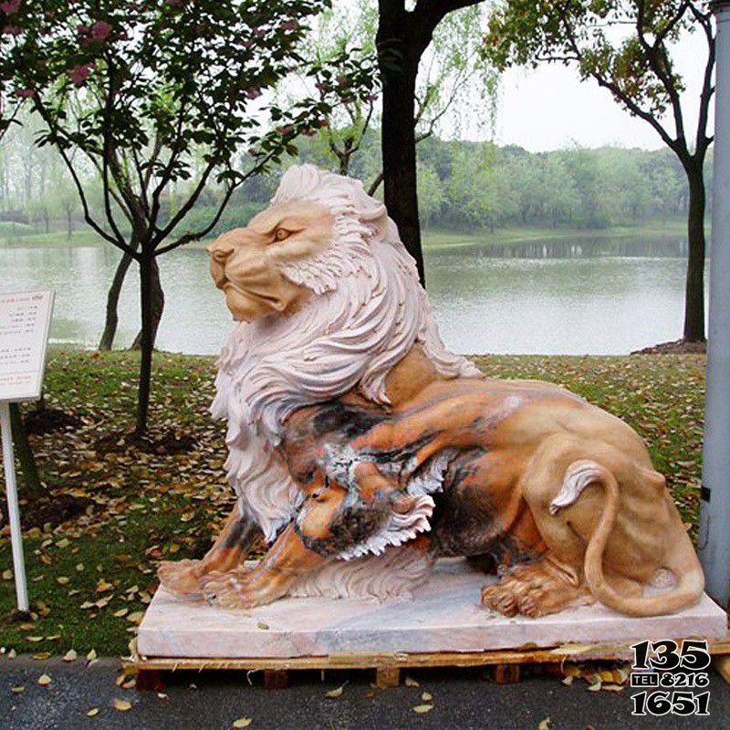 獅子雕塑-公園湖邊大型仿真動(dòng)物玻璃鋼樹脂臥著的獅子雕塑 獅子雕塑-公園湖邊大型仿真動(dòng)物玻璃鋼樹脂臥著的獅子雕塑高清圖片