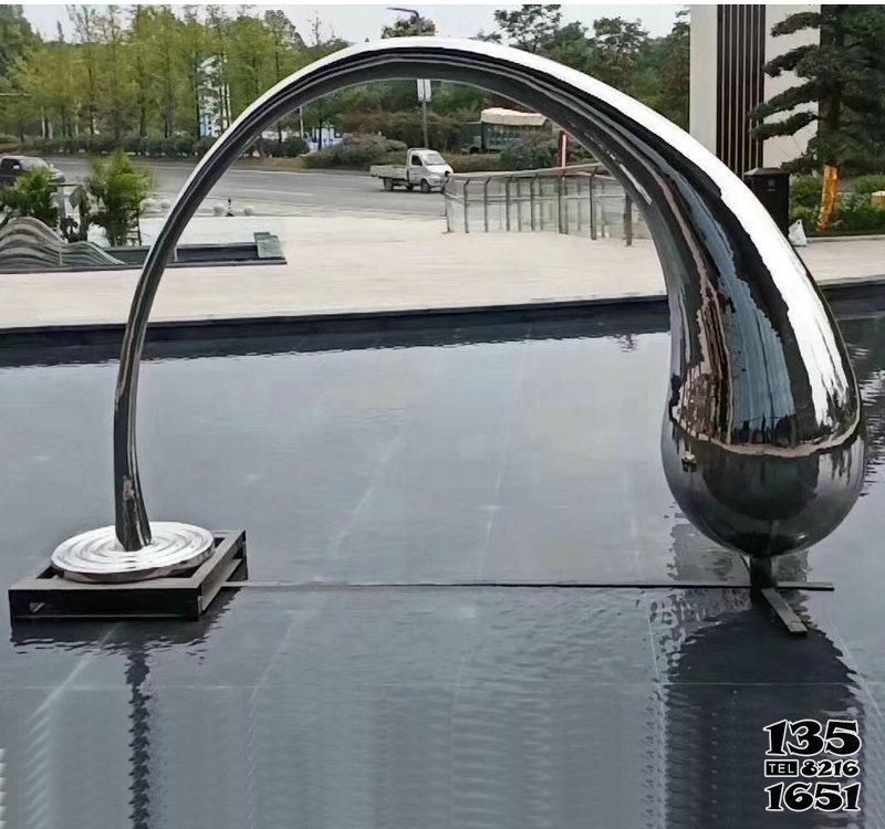 水滴雕塑-公園創意抽象池塘中的水滴雕塑 水滴雕塑-公園創意抽象池塘中的水滴雕塑高清圖片