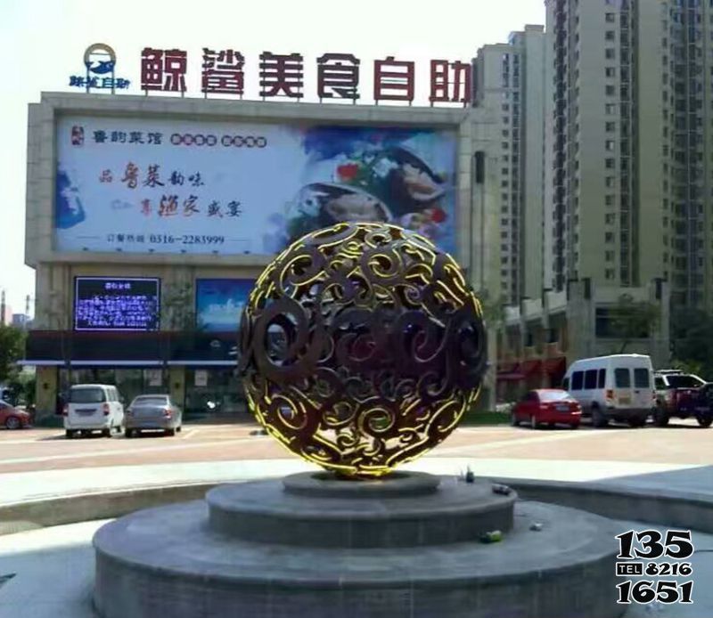 鏤空球雕塑-戶外大廈噴泉中的裝飾品不銹鋼鏤空球雕塑 鏤空球雕塑-戶外大廈噴泉中的裝飾品不銹鋼鏤空球雕塑高清圖片
