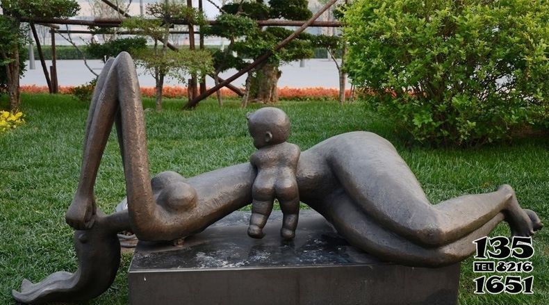 母子雕塑-景區創意趴在媽媽肚子上的銅雕母子雕塑 母子雕塑-景區創意趴在媽媽肚子上的銅雕母子雕塑高清圖片