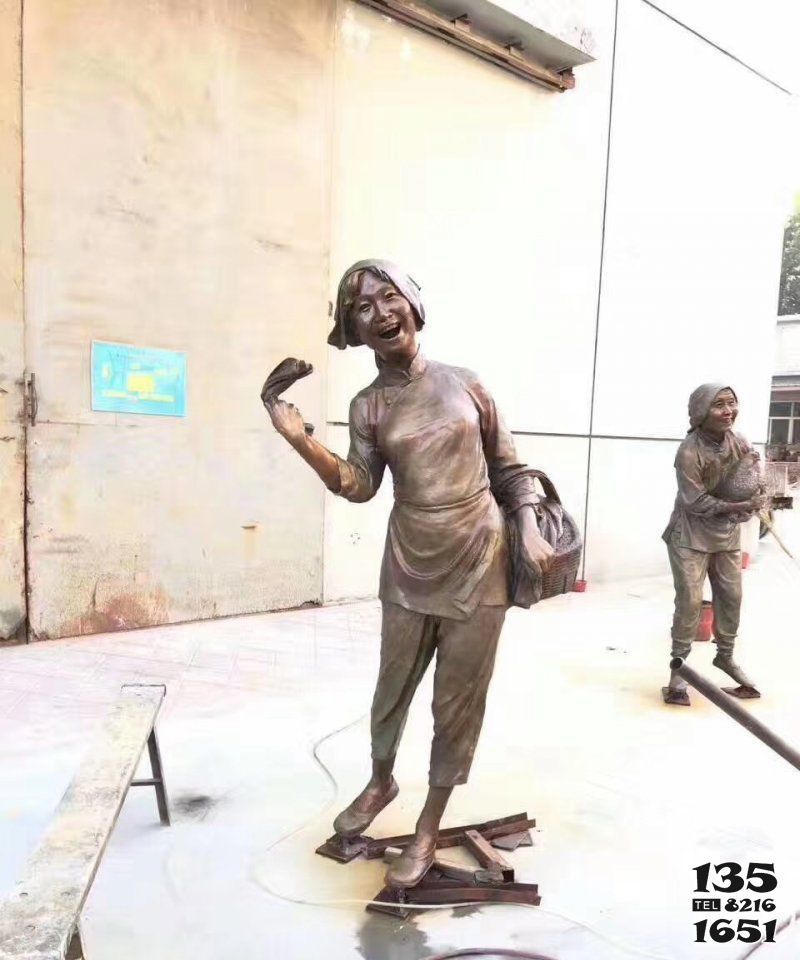 農(nóng)耕雕塑-公園擺放做農(nóng)活的婦女回家玻璃鋼人物雕塑 農(nóng)耕雕塑-公園擺放做農(nóng)活的婦女回家玻璃鋼人物雕塑高清圖片