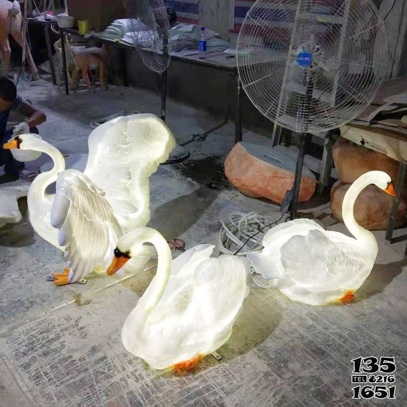 天鵝雕塑-公園玻璃鋼創意童趣亮燈白色天鵝雕塑 天鵝雕塑-公園玻璃鋼創意童趣亮燈白色天鵝雕塑高清圖片