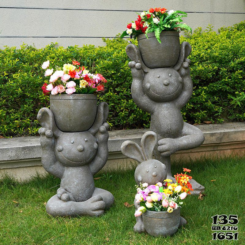 兔子雕塑-公園草坪頭頂花盆的大理石兔子雕塑 兔子雕塑-公園草坪頭頂花盆的大理石兔子雕塑高清圖片