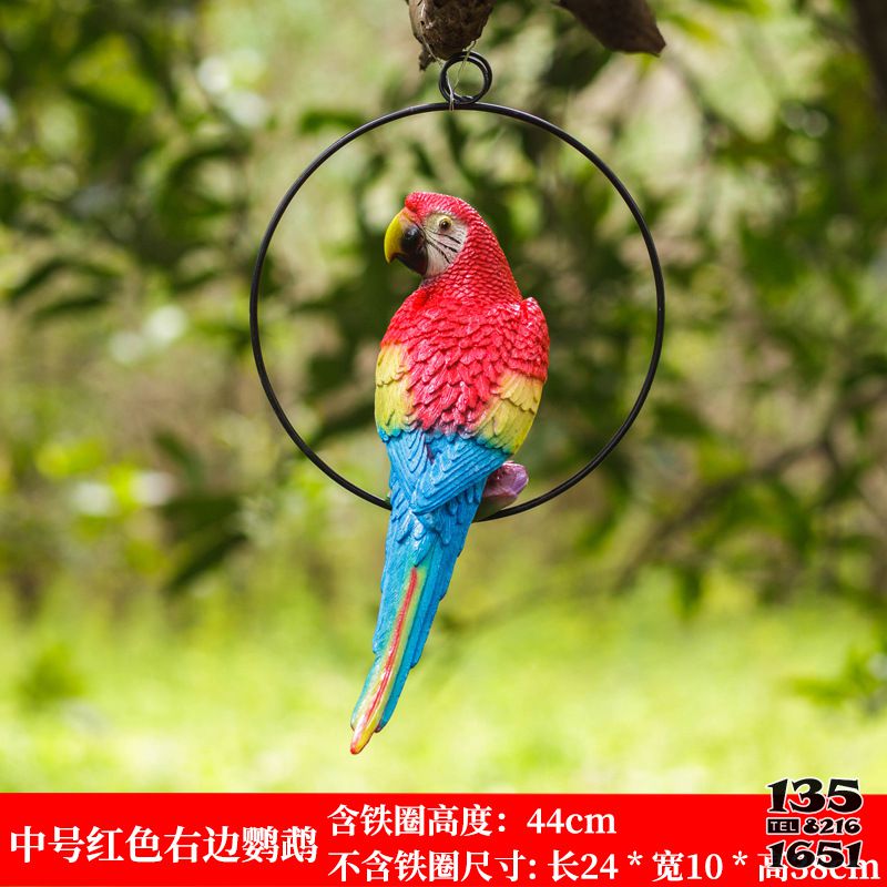 鸚鵡雕塑-森林里樹上吊環回頭的彩色樹脂鸚鵡雕塑 鸚鵡雕塑-森林里樹上吊環回頭的彩色樹脂鸚鵡雕塑高清圖片