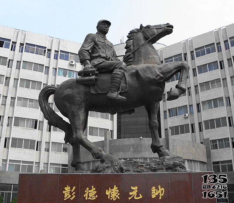 元帥雕塑-景區(qū)銅雕騎馬的彭德懷元帥雕塑 元帥雕塑-景區(qū)銅雕騎馬的彭德懷元帥雕塑高清圖片