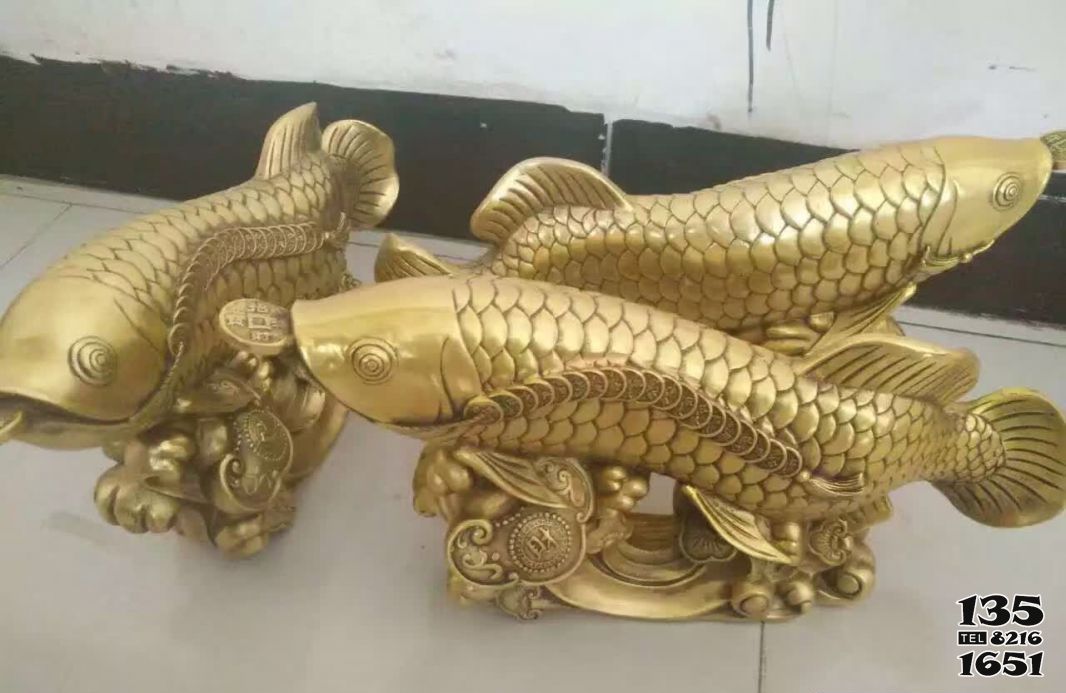魚雕塑-商業街擺放黃銅雕刻的招財進寶魚雕塑 魚雕塑-商業街擺放黃銅雕刻的招財進寶魚雕塑高清圖片