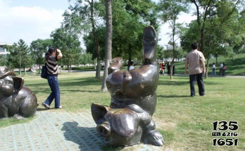 豬雕塑-園林?jǐn)[放一只造型奇特的不銹鋼豬雕塑 豬雕塑-園林?jǐn)[放一只造型奇特的不銹鋼豬雕塑高清圖片