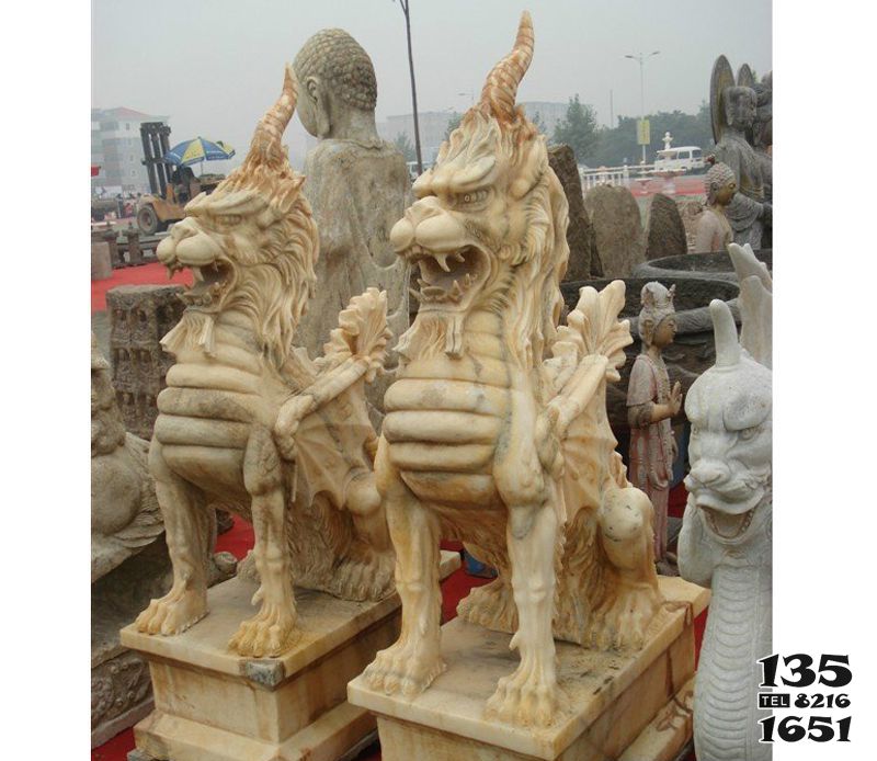 獨角獸雕塑-雕塑園里擺放的兩只黃蠟石石雕創意獨角獸雕塑 獨角獸雕塑-雕塑園里擺放的兩只黃蠟石石雕創意獨角獸雕塑高清圖片
