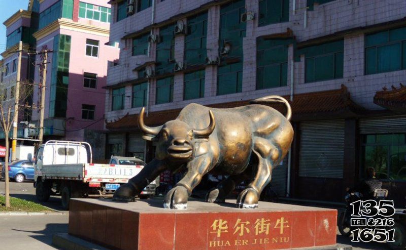 華爾街牛-廣場上擺放的銅色的玻璃鋼創意華爾街牛 華爾街牛-廣場上擺放的銅色的玻璃鋼創意華爾街牛高清圖片