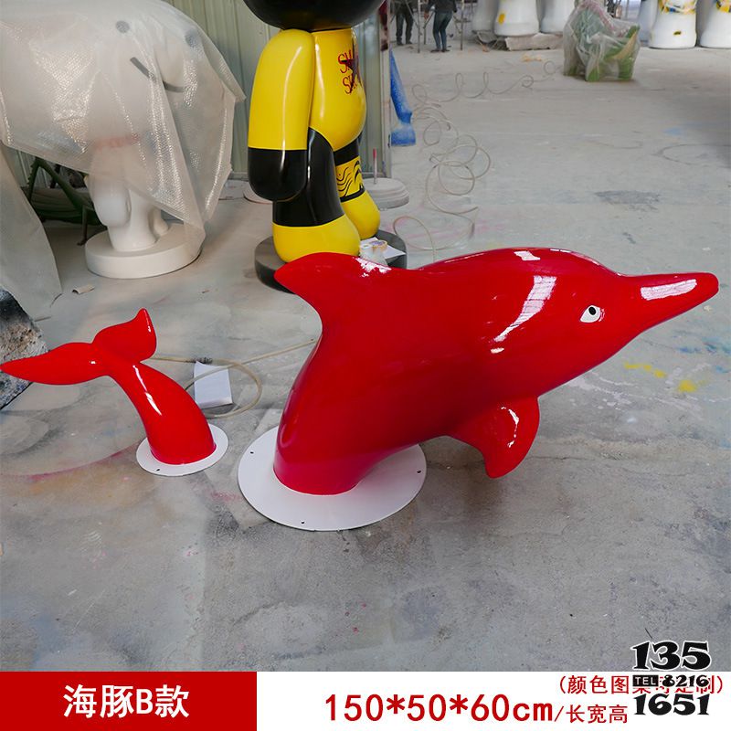 街邊一只地下鉆出的紅色玻璃鋼海豚雕塑 街邊一只地下鉆出的紅色玻璃鋼海豚雕塑高清圖片