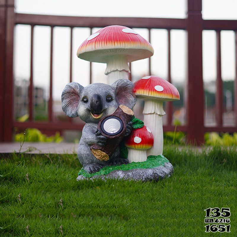 蘑菇雕塑-公園可愛玻璃鋼樹袋熊照明蘑菇雕塑 蘑菇雕塑-公園可愛玻璃鋼樹袋熊照明蘑菇雕塑高清圖片