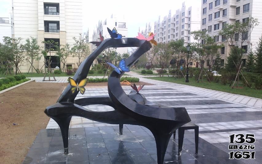 鋼琴雕塑-城市街道多只蝴蝶停留在鋼琴上的不銹鋼鋼琴雕塑 鋼琴雕塑-城市街道多只蝴蝶停留在鋼琴上的不銹鋼鋼琴雕塑高清圖片