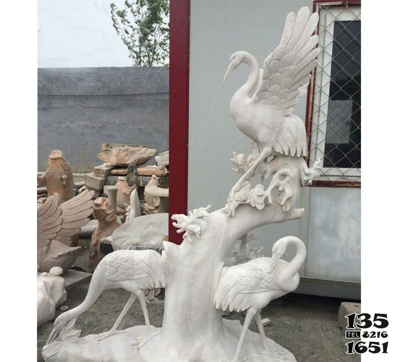 鶴雕塑-景區(qū)漢白玉石雕樹干上的鶴雕塑 鶴雕塑-景區(qū)漢白玉石雕樹干上的鶴雕塑高清圖片