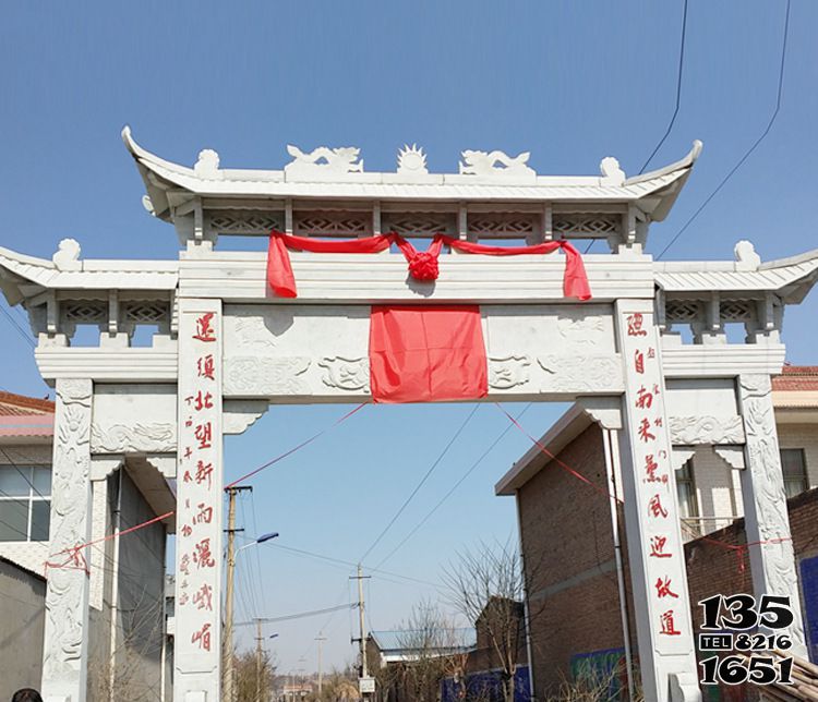 牌坊雕塑-漢白玉浮雕村口擺放三門牌樓石雕 牌坊雕塑-漢白玉浮雕村口擺放三門牌樓石雕高清圖片