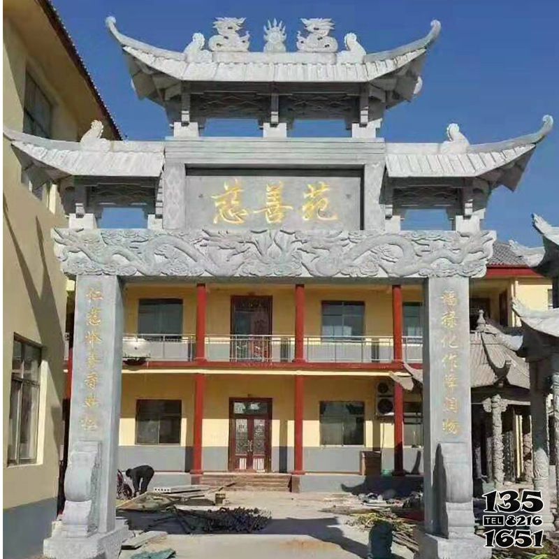 牌坊雕塑-青石村口前擺放單門牌樓石牌坊 牌坊雕塑-青石村口前擺放單門牌樓石牌坊高清圖片