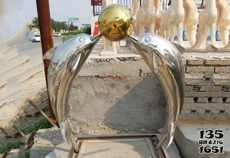 海豚雕塑-庭院內兩只鏡面不銹鋼海豚雕塑 海豚雕塑-庭院內兩只鏡面不銹鋼海豚雕塑高清圖片