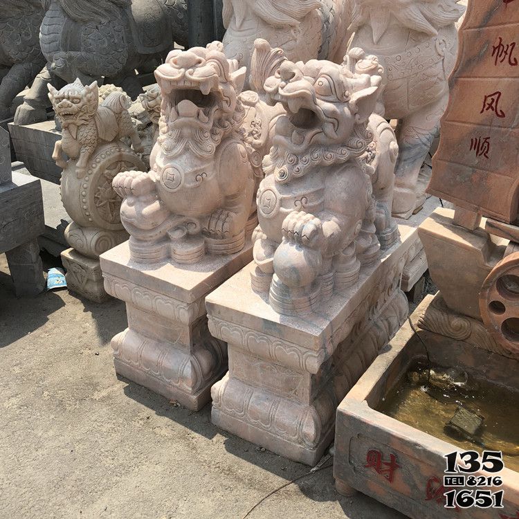獅子雕塑-公園景區晚霞紅石雕怒吼的獅子雕塑高清圖片