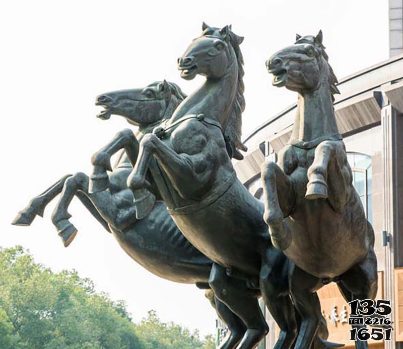 馬群雕塑-廣場上擺放的三只玻璃鋼噴漆馬群雕塑 馬群雕塑-廣場上擺放的三只玻璃鋼噴漆馬群雕塑高清圖片