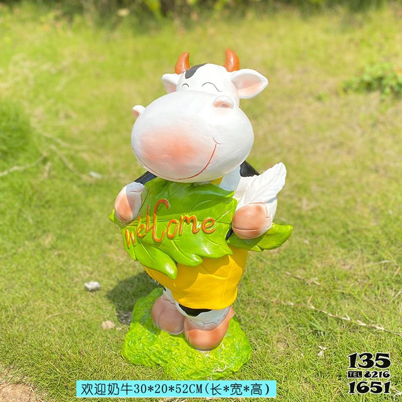牛雕塑-商業街一只拿標識語的玻璃鋼彩繪牛雕塑 牛雕塑-商業街一只拿標識語的玻璃鋼彩繪牛雕塑高清圖片